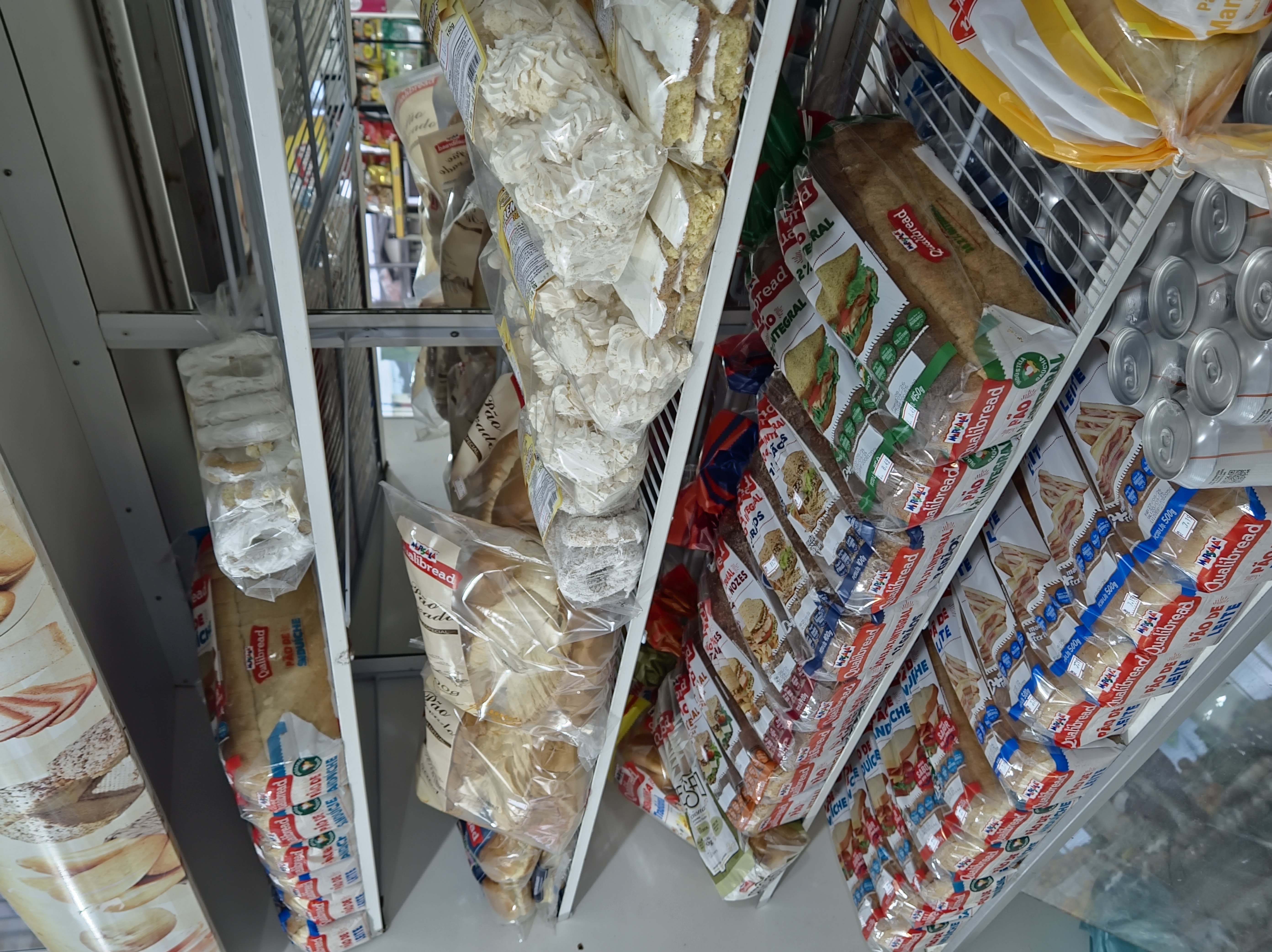 Produtos para café da tarde nas prateleiras do Mercado e Sacolão Torres